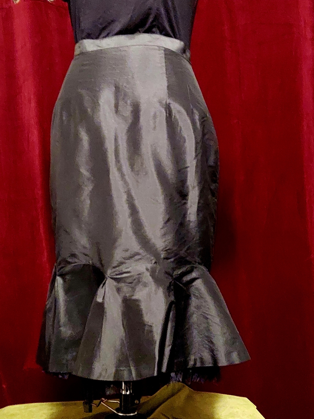 Black Silk Mermaid Hem Skirt With Peekaboo Crinoline - Sz 8
